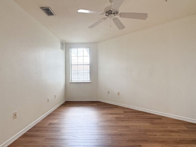 Building Photo - Spacious 1 bedroom overlooking pool at The Registry!