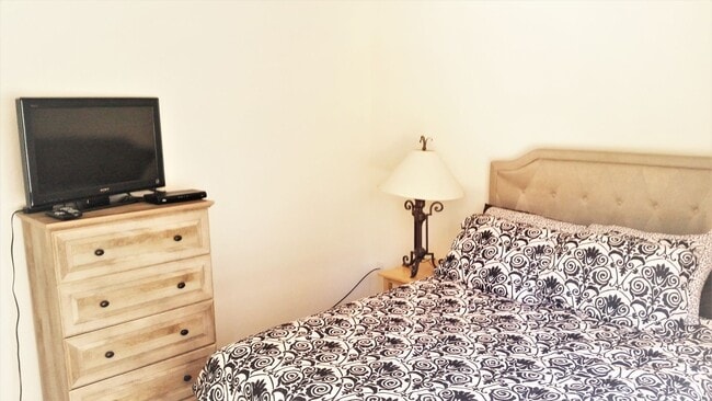 Building Photo - Charming Fully Furnished 2 Bed, 2 Bath Con...