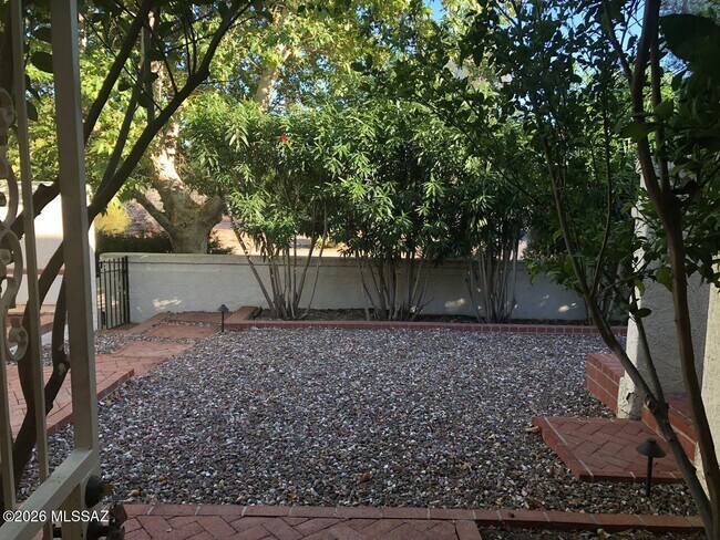 Building Photo - 2530 E Forgeus Pl