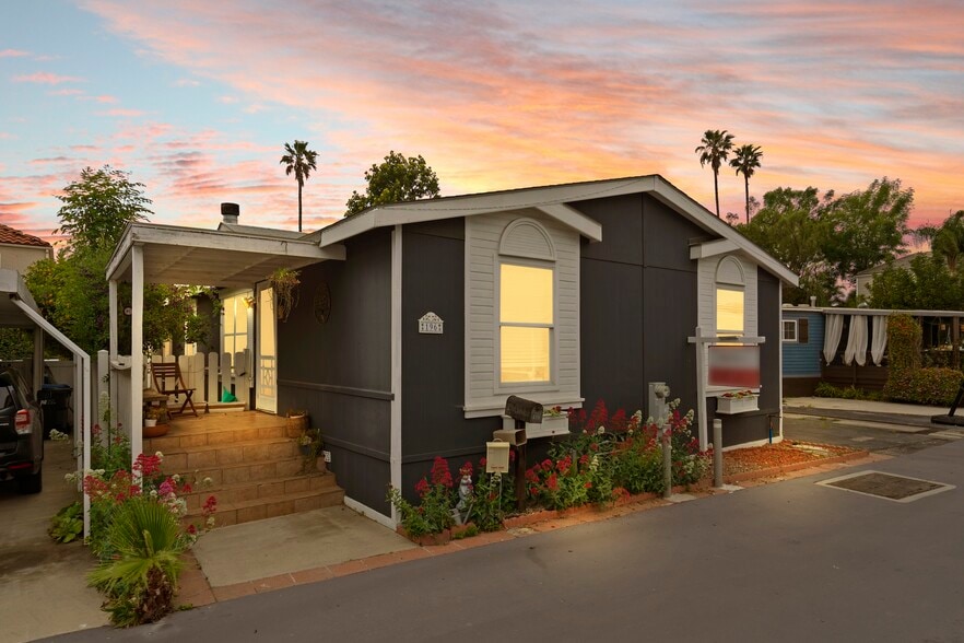 Building Photo - 3360 N Topanga Canyon Blvd