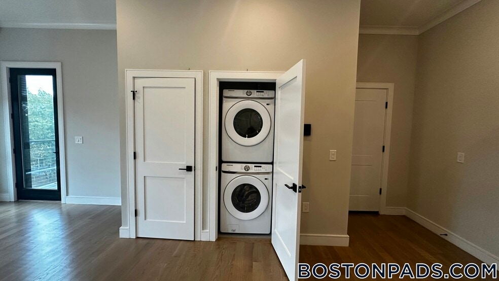 Building Photo - 16-18 Highgate St.