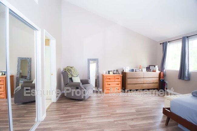 Building Photo - 1887 Montgomery Ave