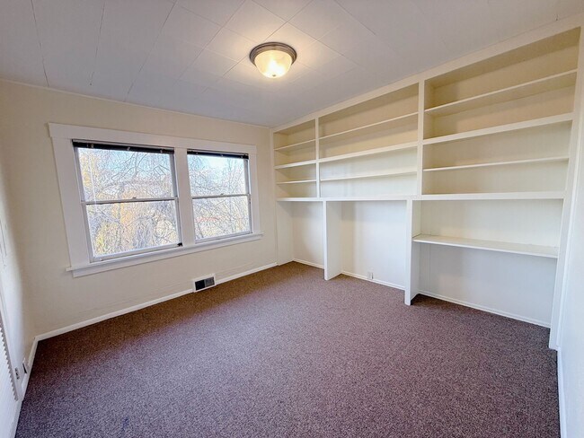 Building Photo - 2 & 4 Bedroom Apartments with Classic Charm & Bay View