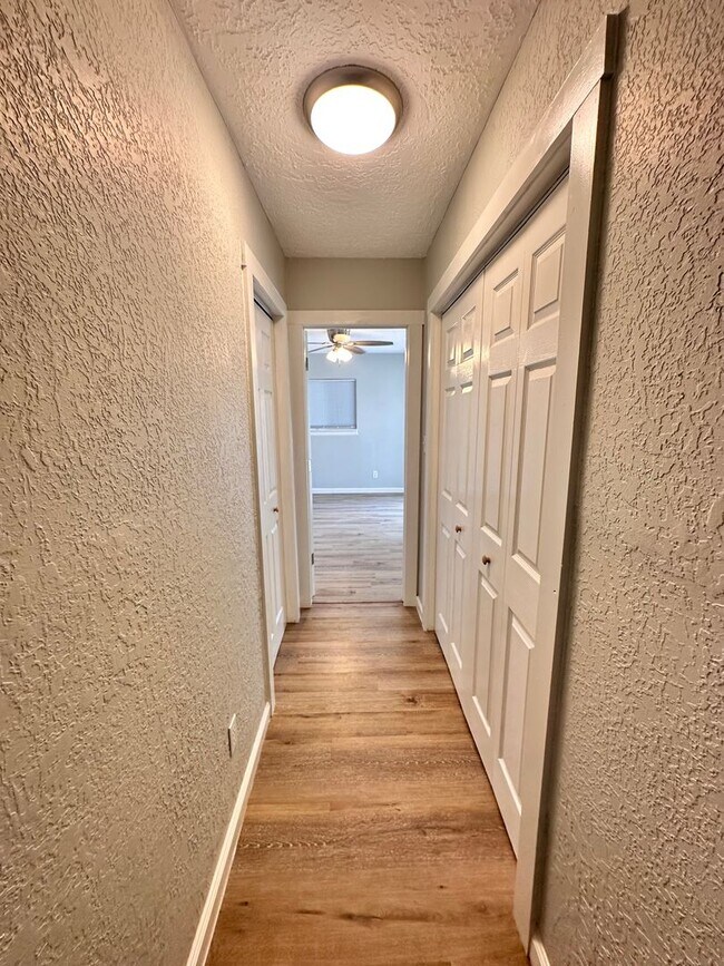Building Photo - 2120 La Veta Dr