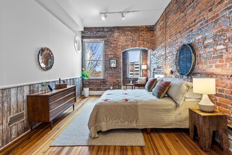 Building Photo - 323 W Main St