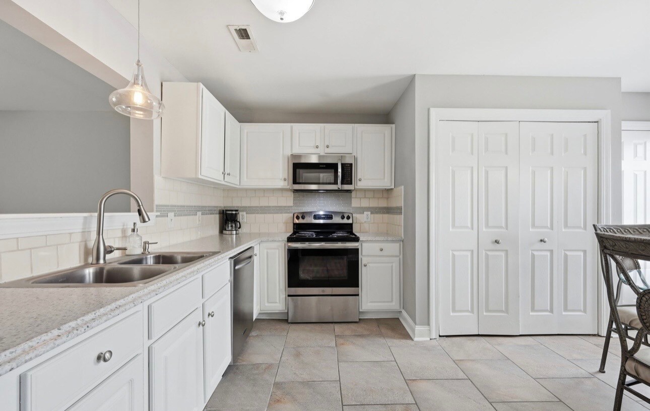 Building Photo - 1525 Pine Brook Ct