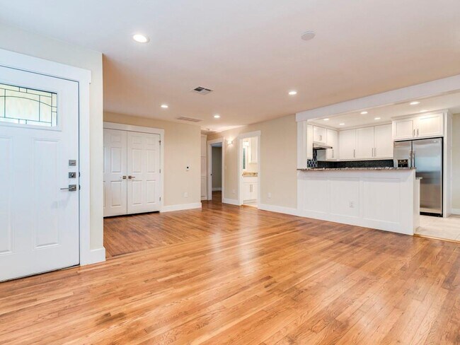 Building Photo - 4500 Mt Vernon Dr