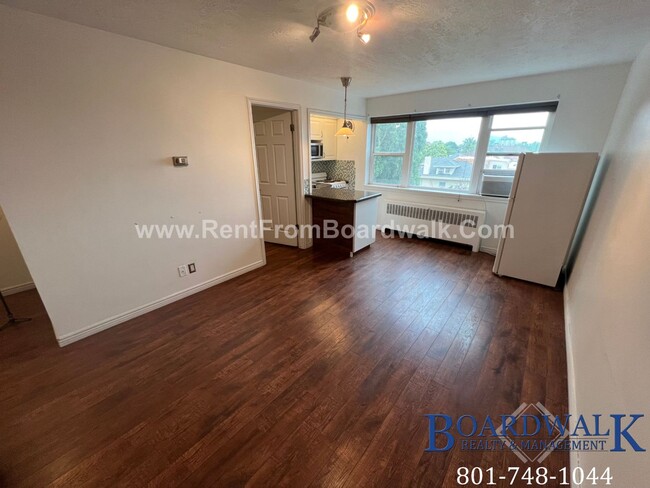 Building Photo - Beautiful Top Floor University Condo with ...