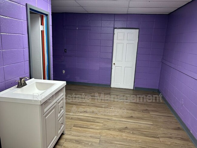 Building Photo - 454 W Solomon St