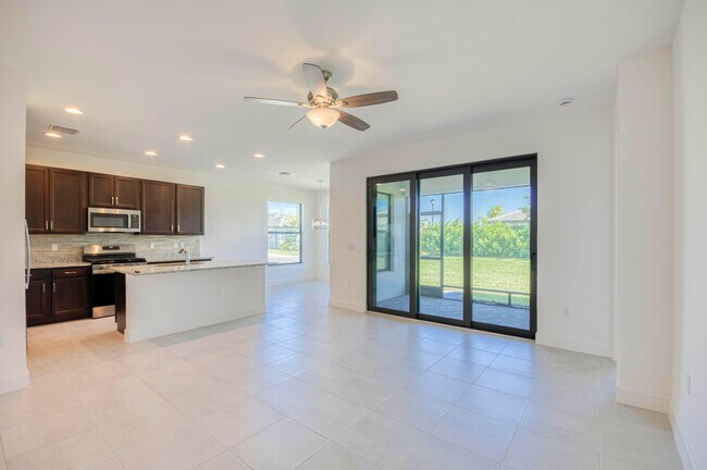 Building Photo - 12555 SW Manatee Marsh Ter