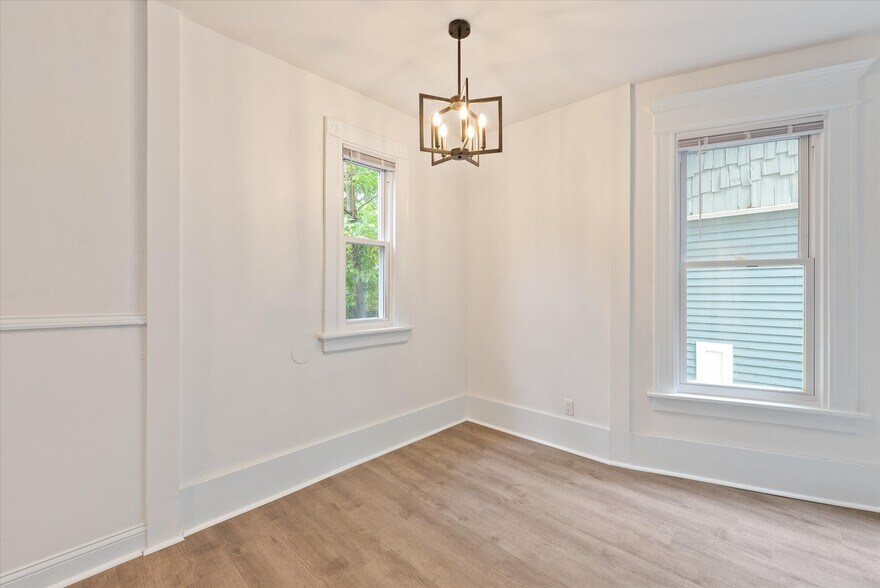 Building Photo - 2026 E Kenilworth Pl