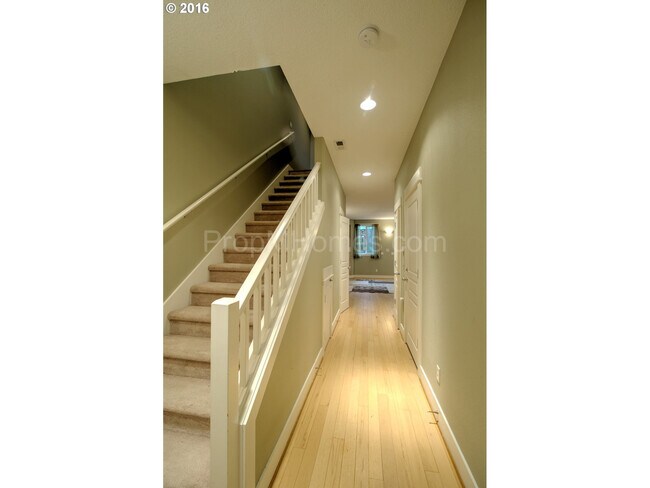 Building Photo - 9325 SW Jasper Dr