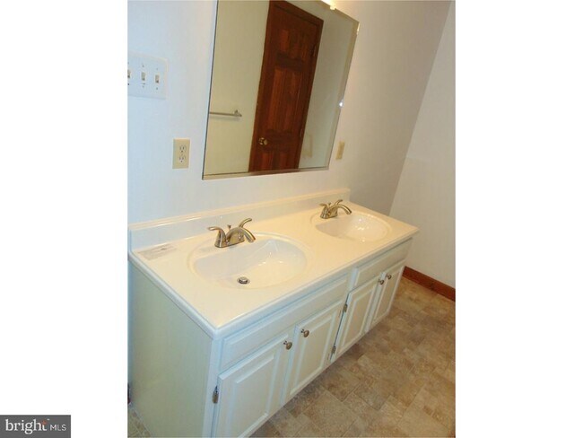 Building Photo - 1175 Osborne Rd