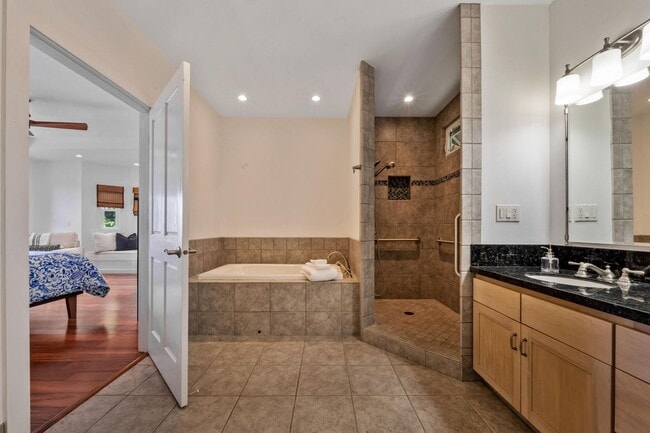 Building Photo - 76-886 Hualalai St