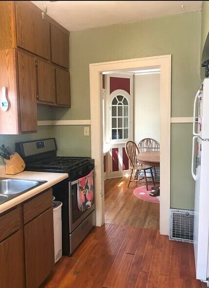 Building Photo - 313 E Rock St