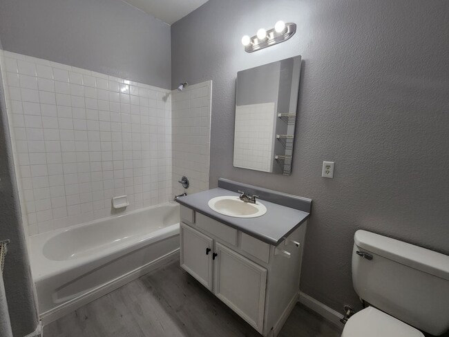 Building Photo - Beautifully Updated 2nd Floor-Condo 2BED/2...