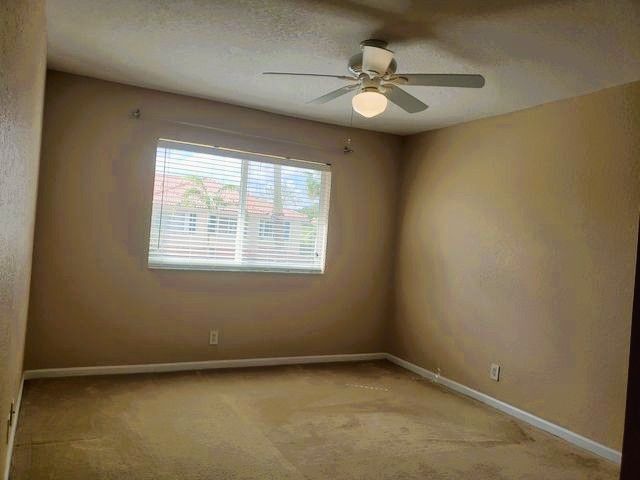 Building Photo - 3027 N Evergreen Cir