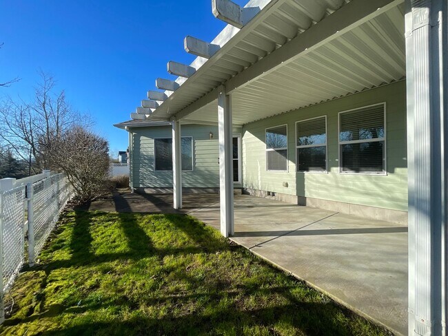 Building Photo - 3 Bedroom Home in North Albany!