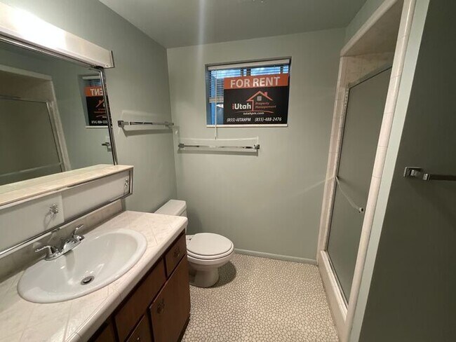 Building Photo - 4 bdrm 3 bth plus a Den/office Home 2 Car ...