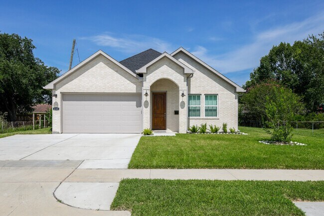 Building Photo - 2303 Cunningham Dr