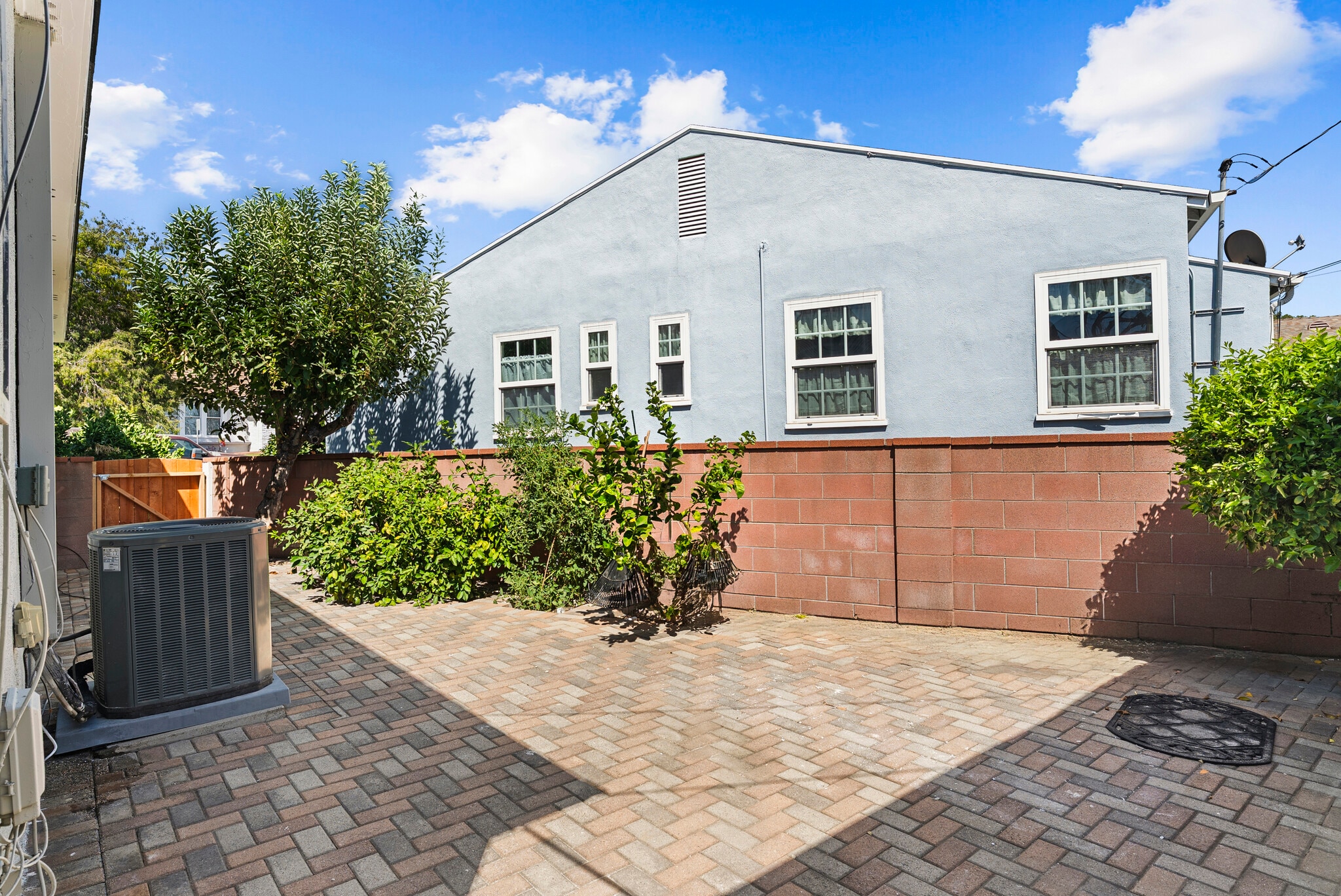 Building Photo - 550 Clement Dr