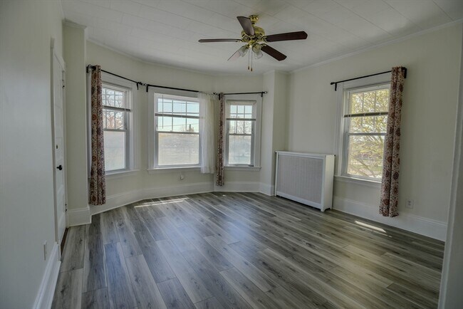 Building Photo - 407-409-409 Bolton St