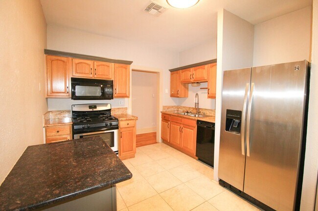 Building Photo - 438 W Rosewood Ave