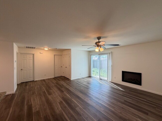 Building Photo - Charming 2-Bed, 2-Bath Haven in Merced!