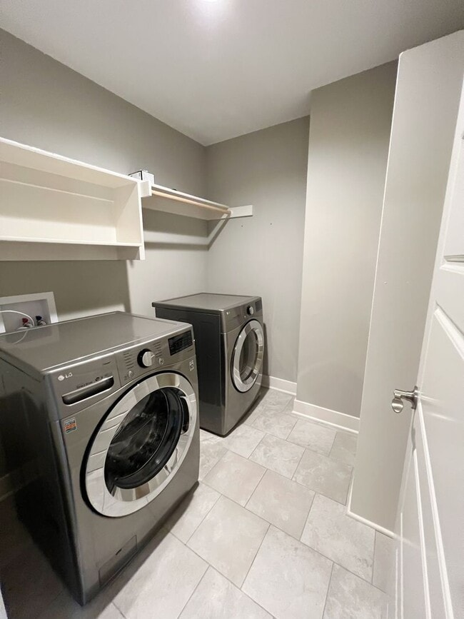 Building Photo - SEE IT NOW: Modern 3-Bedroom Townhome with...