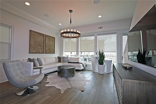 Building Photo - 2-Bed, 3-Bath on Pontchartrain Blvd – Your New Orleans Oasis Awaits!"