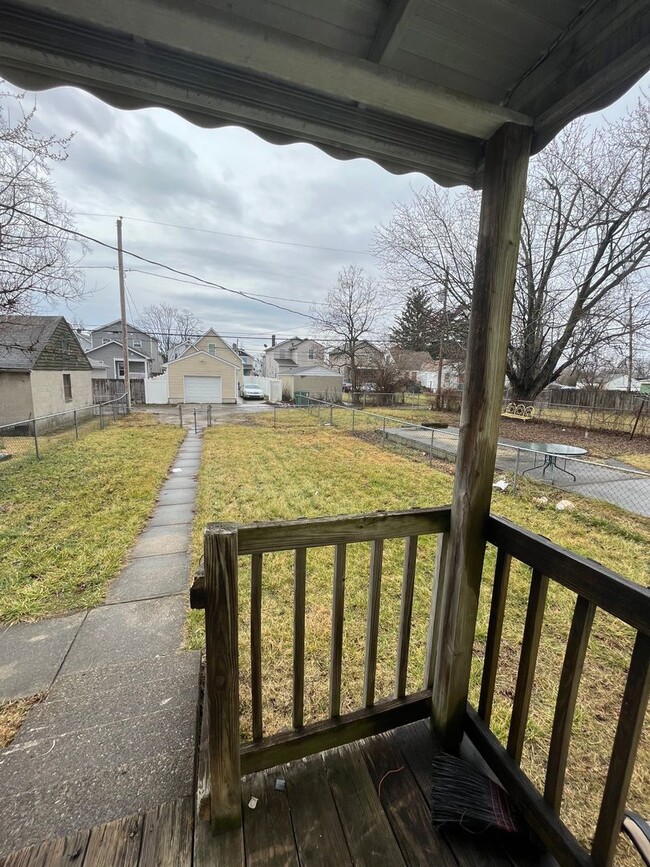 Building Photo - Three bedroom One bathroom single family h...