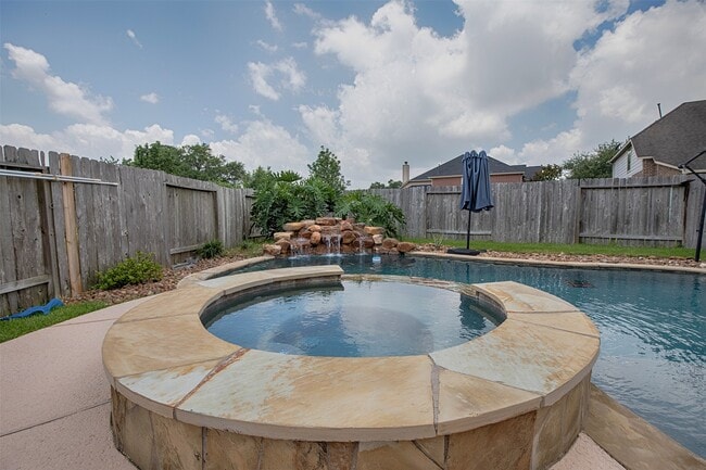 Building Photo - 2110 Stonehollow Ct