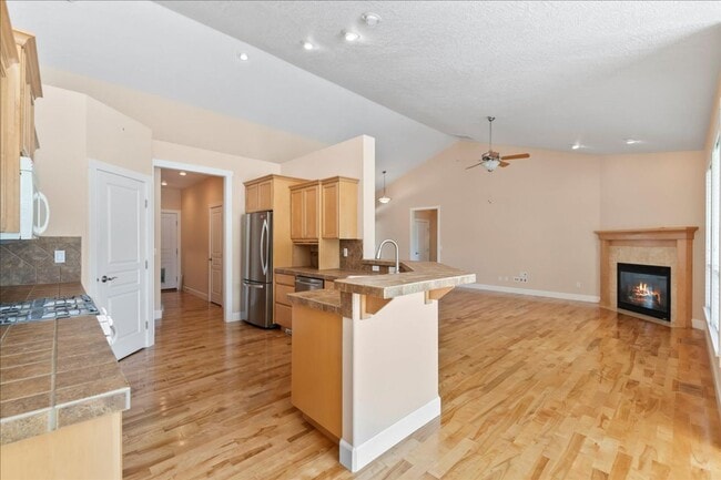 Building Photo - 3 Bedroom 3 Bathroom Home in Desirable Eag...