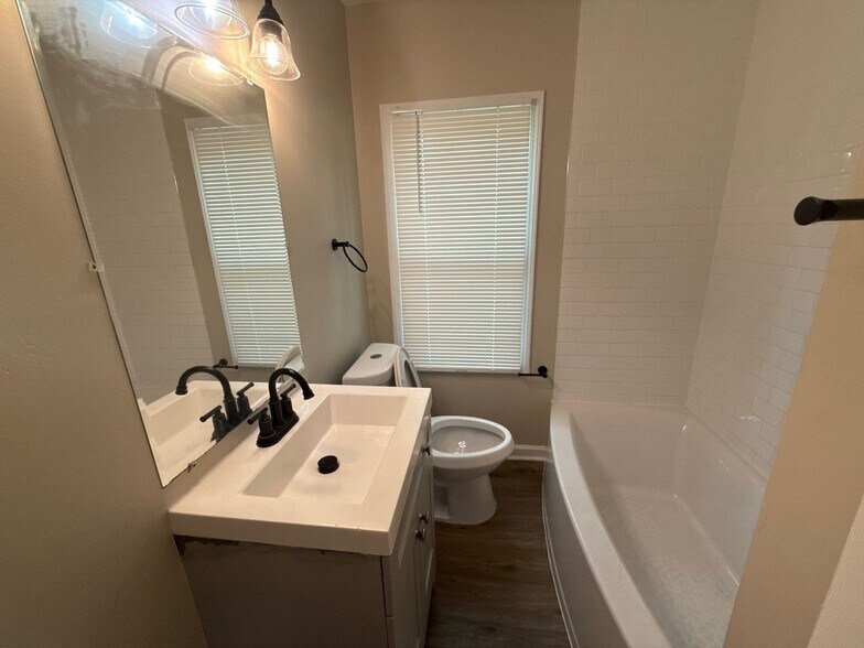 Building Photo - Fully Renovated 3-Bedroom Home – Move-In R...