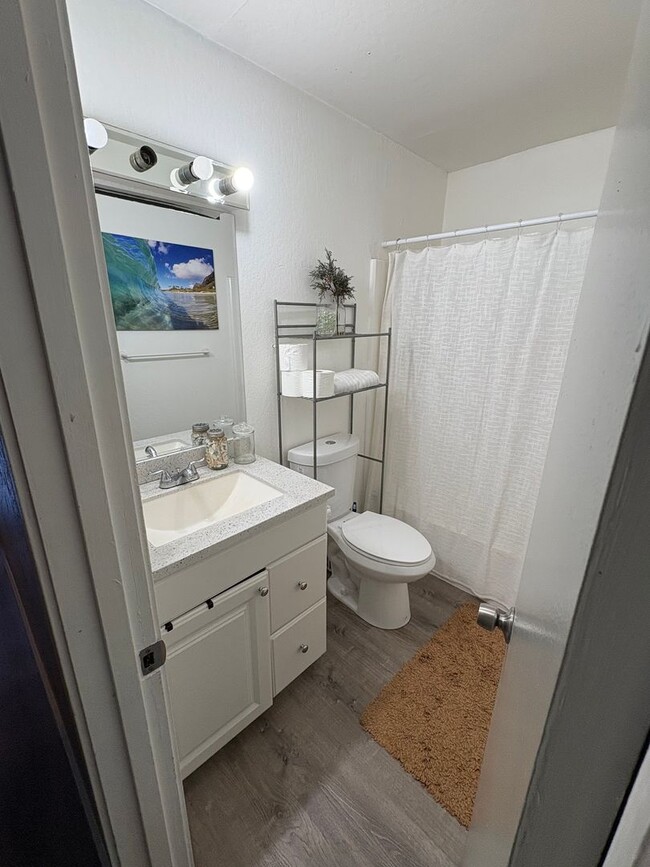 Building Photo - Charming 2 bedroom, 1 bathroom with 1 assi...