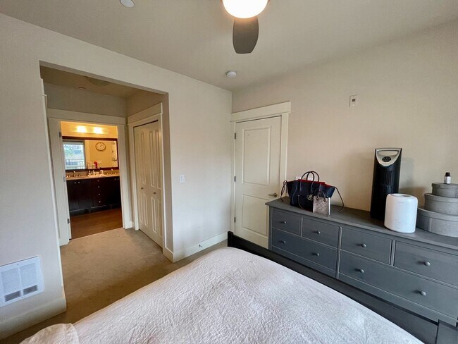 Building Photo - Beautiful 1 Bed + Den/1.5 Bath Condo @ Mar...
