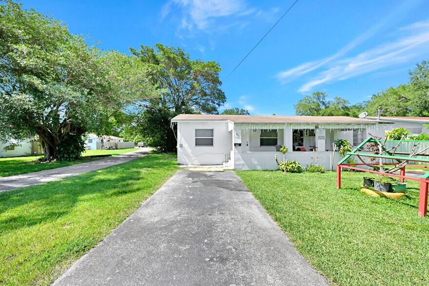 Building Photo - 555 NW 90th St