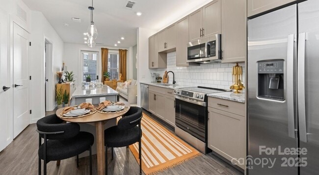 Building Photo - 515 Royal Ct