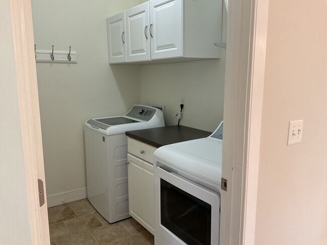 Building Photo - 4 Bedroom 2.5 Bathroom located in Old Mill...