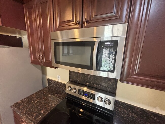 Building Photo - Beautiful 3 bed 2.5 bath townhouse in Spanish Trails!