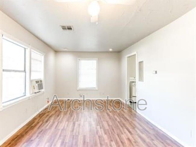 Building Photo - 1004 Sandra Dr