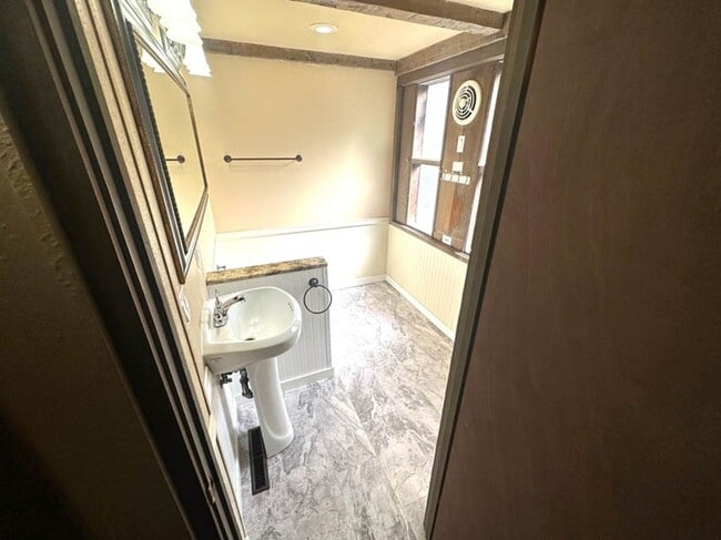 Building Photo - 3 bed 1 bath, Month to Month in the middle...