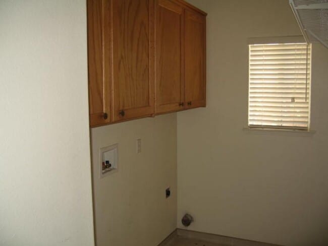 Building Photo - N.E. Fresno Newer Home, 3 car Garage, Like...