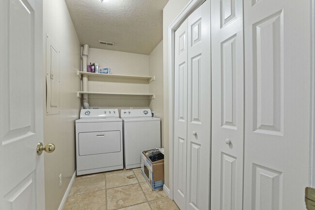 Building Photo - 2 Bed 1 Bath Upper Condo in Rexburg - with Optix internet and washer and dryer included!