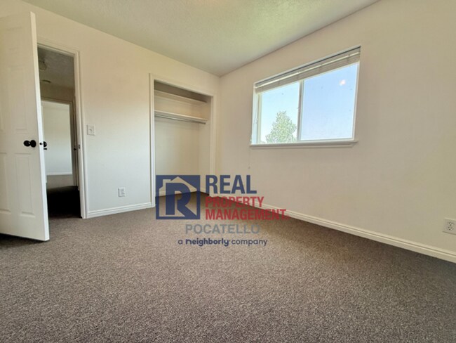 Building Photo - 1586 Dustin Cir