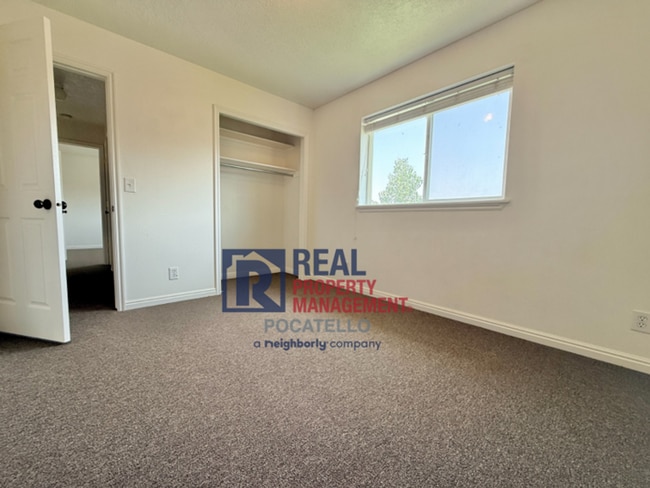Building Photo - MOVE IN SPECIAL - 5 Bedroom 3.5 Bath Duplex - 2 car garag