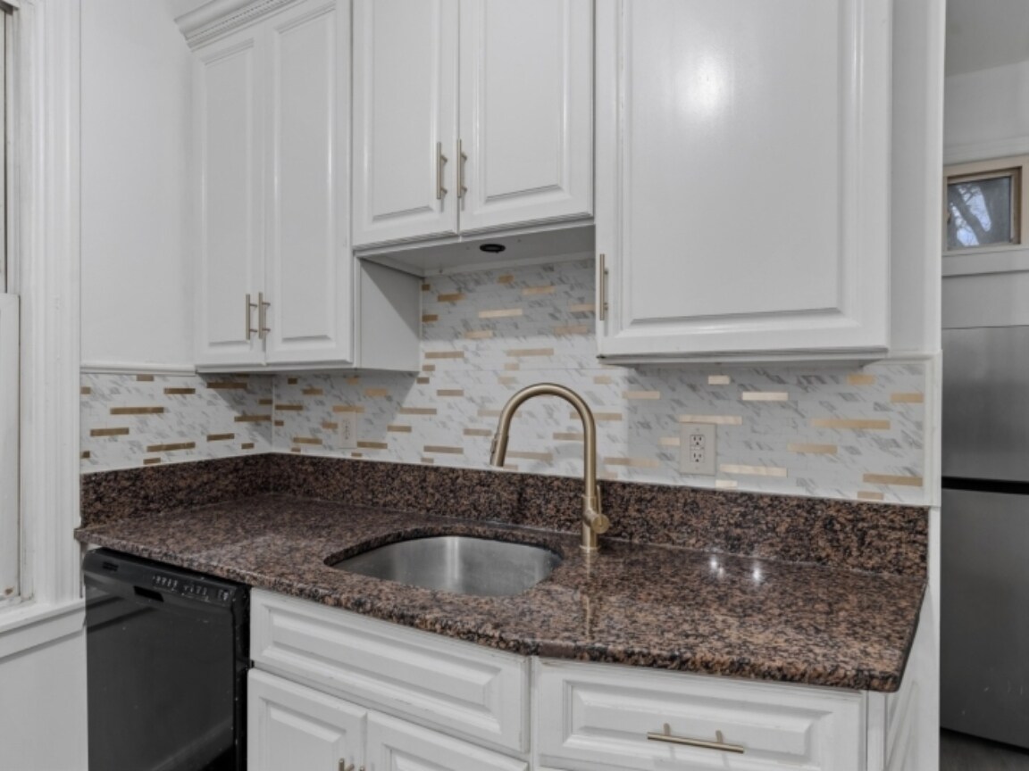 Kitchen - 22 Harrison Ave