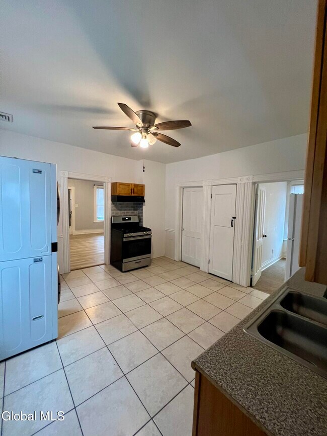 Building Photo - 39 1/2 Milton Ave