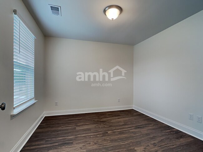 Building Photo - 116 Thatchet Dr