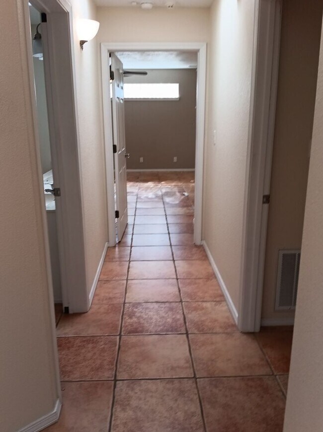 Building Photo - 3 Bedroom, 2 Bathroom Home! Schedule a Sho...